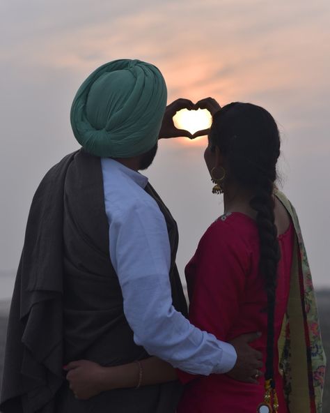 Sardar Sardarni Couple Hd, Panjabi Cupple Pic, Punjabi Couples Pics, Sardar Sardarni Couple, Sardar Couple, Two People Standing, Traditional Shoot, Punjabi Aesthetic, Amanda Oleander