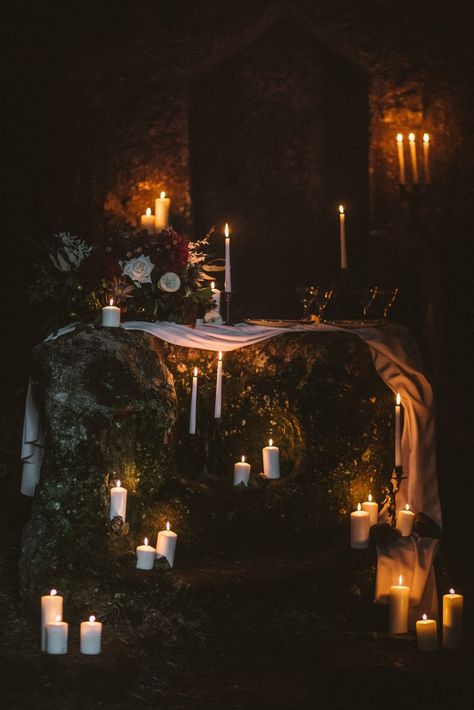 Medieval Aesthetic Wedding, Gothic Wedding Ideas Victorian, Candle Wedding Ceremony, Vampire Wedding, Candlelit Wedding, Candle Lit Wedding, Candles Decor, Wedding Lighting, Decoration Flowers