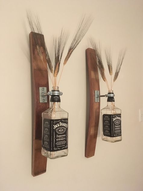 Wine barrel staves with Jack Daniels bottles as wall decor from Rock of Etches (Facebook rockofetches) Whiskey Barrel Wood Ideas, Jack Daniels Barrel Ideas, Jack Daniels Decorations, Whiskey Bottle Decor, Bourbon Stave Projects, Whisky Decoration, Whiskey Barrel Stave Ideas, Barrels Decor Ideas, Barrel Decor Ideas