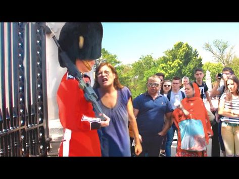 Lady Tries To Mess With Royal Guard Yeoman Warder, British Guard, Royal Horse Guards, Instant Regret, Queens Guard, Horse Guards, American Video, Royal Guard, Caught On Camera