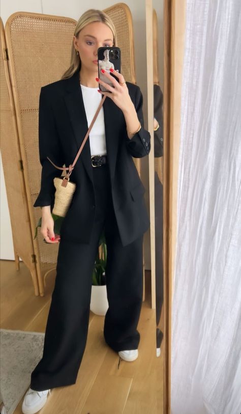 Black Pants Outfit Dressy, Smart Casual Women Work, Blazer Set Outfit, Black Blazer Outfit, Black Pants Outfit, Smart Casual Women, Sixth Form, Blazer Outfits For Women, Corporate Fashion