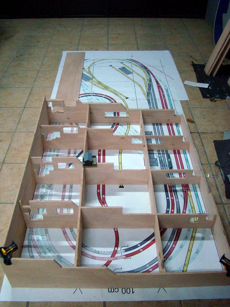 Club N Caldes: Track laying finished!!!! N Scale Train Layout, Ho Train Layouts, Model Train Table, Train Projects, Ho Scale Train Layout, N Scale Model Trains, Ho Model Trains, Model Railway Track Plans, Train Table