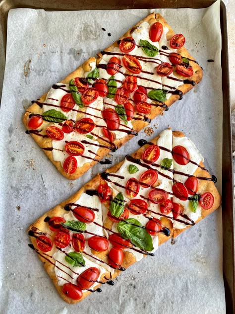 If you love traditional caprese salad, then you're going to love this caprese flatbread, made with simple ingredients but bursting with flavor. Naan Appetizers, Caprese Flatbread, Flatbread Ideas, Flatbread Appetizers, Goats Cheese Flatbread, Caprese Pizza, Easy Flatbread Recipes, Flatbread Pizzas, Flatbread Pizza Recipes