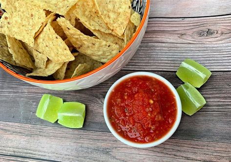 Copycat Chili's Salsa is What Your Mexican Nights Have Been Missing Chilis Salsa, Chili's Salsa Recipe, Copycat Chili, Mexican Appetizers, Canning Whole Tomatoes, Fruit Salsa, Cold Appetizers, Summer Appetizer, Tex Mex Recipes