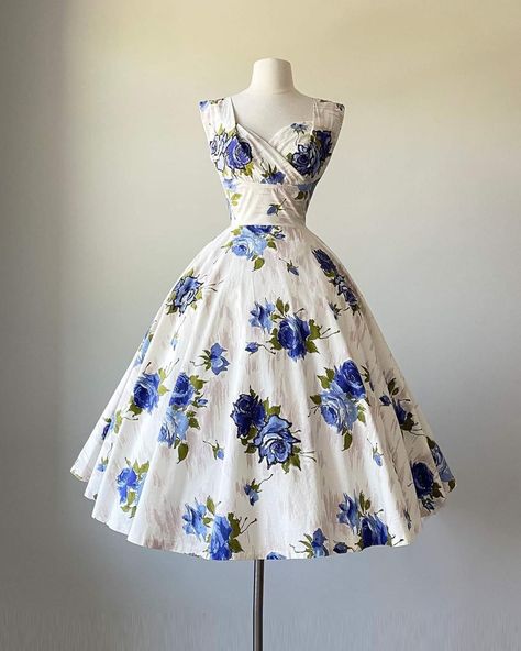 Whale Dress, 50th Clothes, Womens Trendy Dresses, Vintage Dresses 50s, Elegant Attire, Elegant Dresses For Women, 50s Fashion, Sweet Dress, Elegant Outfit