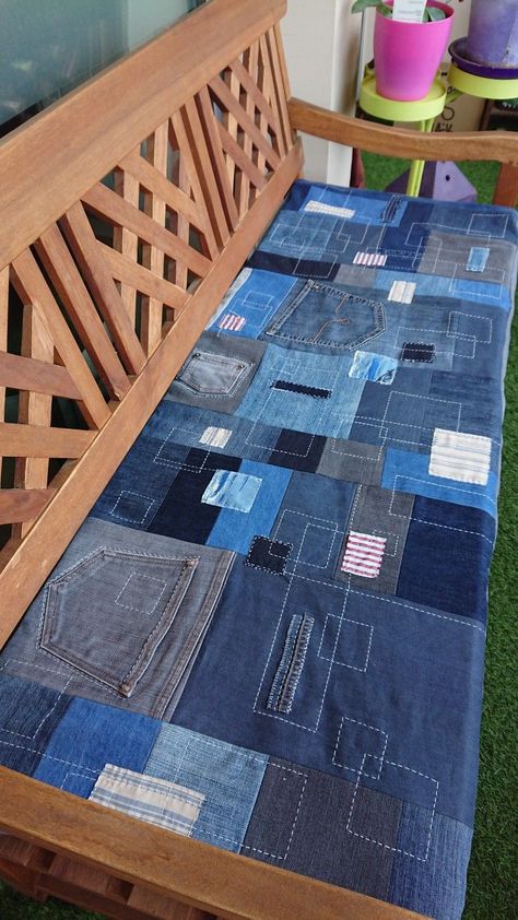 Scrap Patchwork, Jeans Inspiration, Denim Furniture, Ideas To Save Money, Återvinna Jeans, Denim Quilt Patterns, Jeans Recycling, Jean Quilt, Denim Crafts Diy