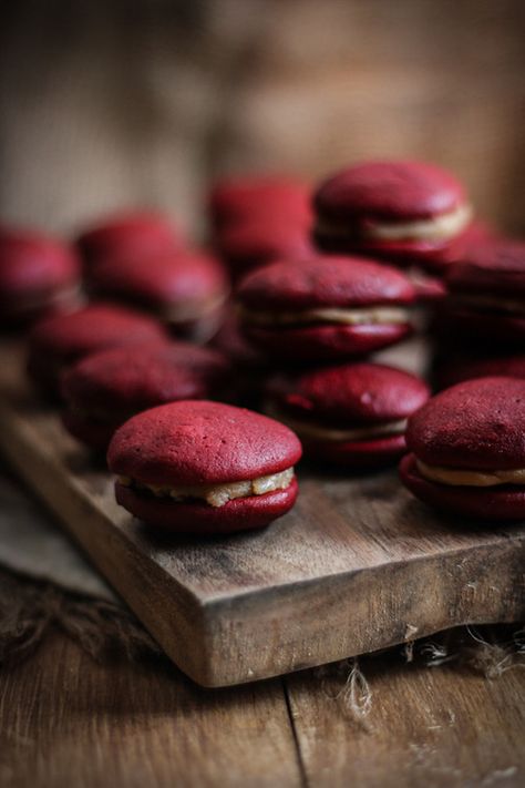 burgundy macaroons Red Velvet Macarons, Red Velvet Whoopie Pies, Marsala Color, Caramel Filling, Whoopie Pie, Whoopie Pies, Food Crafts, Frappe, Macaroons