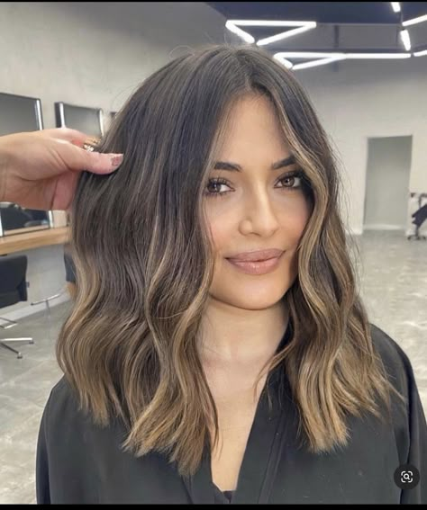 Brunette Toffee Balayage, Face Framing With Short Hair, Beach Waves Brunette, Short Brunette, Hair Caramel, Rambut Brunette, Framing Highlights, 38th Birthday, Brown Hair Inspo