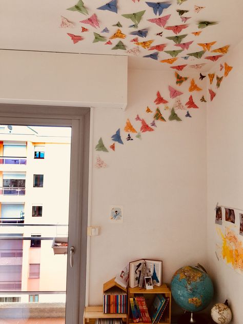 Papillons origami déco murale Origami Room Decor Wall Art, Origami Decoration Wall, Origami Room Decor, Origami Hanging Decorations, Origami Wall Hanging, Deco Origami, Diy Origami Decor, Diy Origami Home, Diy Origami Home Decor