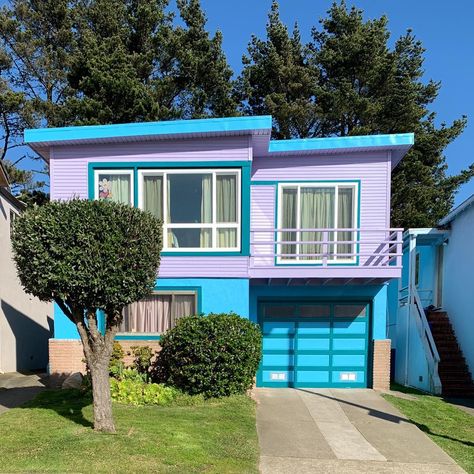 Renee Clark on Instagram: “Another beauty in #dalycity #ipulledoverforthis #ithinkihaveahousecrush #houses_ofthe_world #housesofinstagram #houses_phototrip . . .…” 60s House Architecture, Mid Mod Architecture, 1960 House Exterior, Funky Houses Exterior, Multi Color House Exterior, Atomic House Exterior, Mid Century Apartment Building Exterior, Funky House Exterior, 1950s Home Exterior