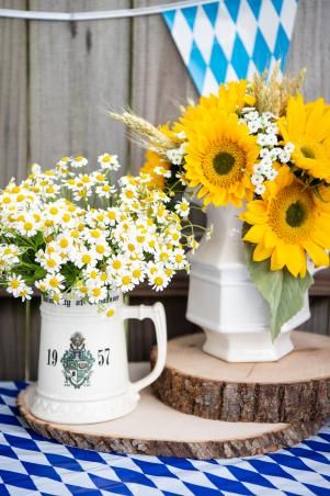 Oktoberfest Centerpieces, Oktoberfest Crafts, Oktoberfest Table, Traditional German Recipes, Diy Thanksgiving Centerpieces, Beer Cheese Recipe, Simple Centerpieces Diy, Octoberfest Party, Thanksgiving Floral Arrangements