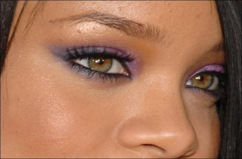 RIHANNA: REAL EYE COLOR - Are Her Green Eyes Natural Or Color ... Celebrity Eye Makeup, Natural Contact Lenses, Hazel Green Eyes, Colored Shadow, Blue Eye Color, Hazel Eye Makeup, Girl With Green Eyes, Most Beautiful Eyes, Purple Eyeshadow