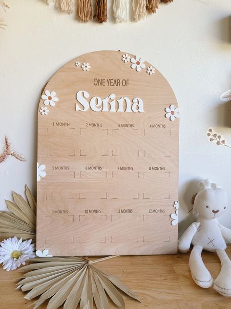 Crafting Milestones: Personalized First Birthday Sign Ideas My First Year Board, Photo Outline, Baby Footprints Christmas, Daisy First Birthday, Baby Handprint Art, Baby Handprint Crafts, First Birthday Board, First Birthday Decor, First Birthday Sign