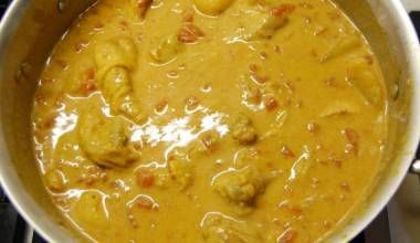 Kuku Paka (Kenyan curried chicken) African Coast, Kenyan Food, Coconut Curry Sauce, African Cooking, Coconut Sauce, Coconut Curry Chicken, Curry Sauce, Coconut Curry, African Food