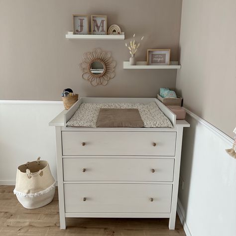 Beige. Nursery. Kinderzimmer. Aesthetic. Babyzimmer. Babyroom. Boho. Kidsroom. Wickeltisch. Nursery With Desk, Small Baby Nursery Ideas, Small Baby Nursery, Beige Nursery, Aesthetic Eye, Nursery Changing Table, Parents Bedroom, Baby Changing Table, Newborn Mom