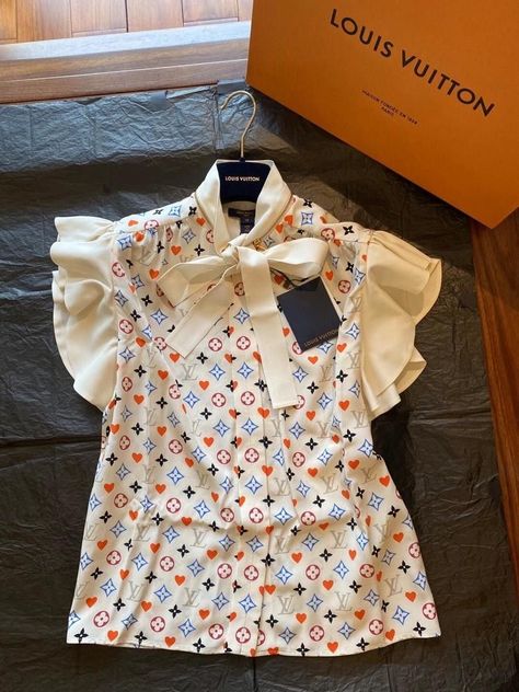 LOUIS VUITTON Top 1-10 years old Louis Vuitton Kids, Luxury Baby Fashion, Baby Chanel, Luxury Kids Clothes, Luxury Baby Clothes, Louis Vuitton Top, Baby Gril, Gucci Baby, Toddler Wearing