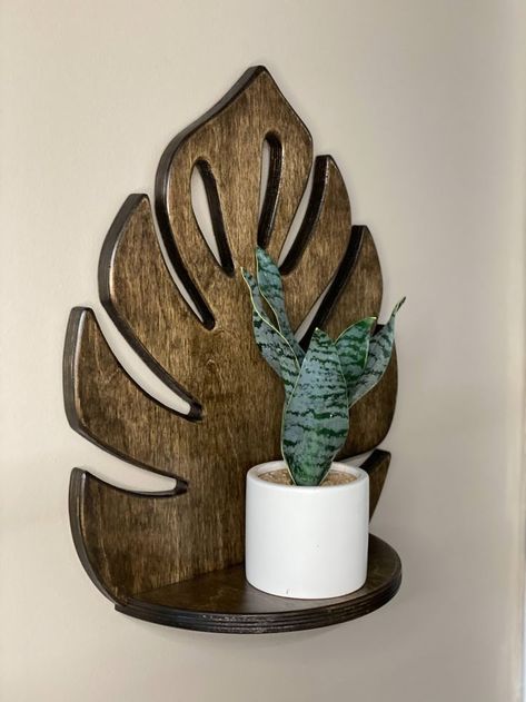 This leaf design adds the minimalistic charm your home needs. It is made from baltic birch. It comes with keyhole hangers. It is the perfect display for any greenery. Monstera Shelf, Piercing Room, Leaf Shelf, Plant Storage, Bedroom Moodboard, Keyhole Hangers, Caravan Decor, Style Shelf, Plant Shelf