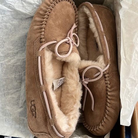 UGG Dakota moccasins Ugh Moccasins Outfit, Ugg Moccasins, Moccasins Outfit, New Uggs, Uggs Moccasins, Ugg Dakota, Cute Uggs, Bear Paws, Cute Comfy Outfits