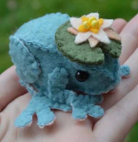 Dumpy Tree Frog, Sewing Plush, Sewing Templates, Cute Sewing Projects, Plushie Patterns, Sewing Stuffed Animals, Homemade Diy, Tree Frog, Felt Patterns