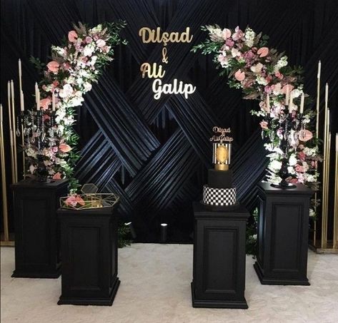 Wedding Stage Design 2023, Black Chiara Backdrop, Black Wedding Stage, Stage Decorations Event Backdrops, Events Decoration Ideas, Event Stage Design Backdrops, Birthday Stage Decoration, Event Decor Ideas, Corporate Events Decoration