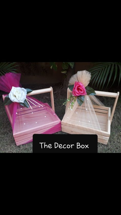 Wedding Gift Hampers, Indian Wedding Gifts, Diwali Gift Hampers, Idee Babyshower, Wedding Gift Pack, Creative Wedding Gifts, Bridal Gift Wrapping Ideas, Creative Gift Wraps, Wedding Gifts Packaging