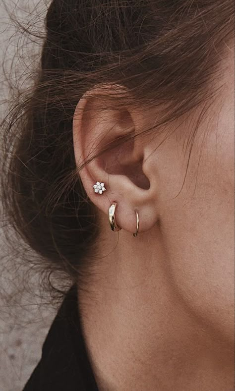 Earrings Piercings, Septum Piercings, Millennials Fashion, Cute Ear Piercings, Piercings Jewelry, Piercing Ideas, Helix Piercing, Ear Piercing, Flower Studs