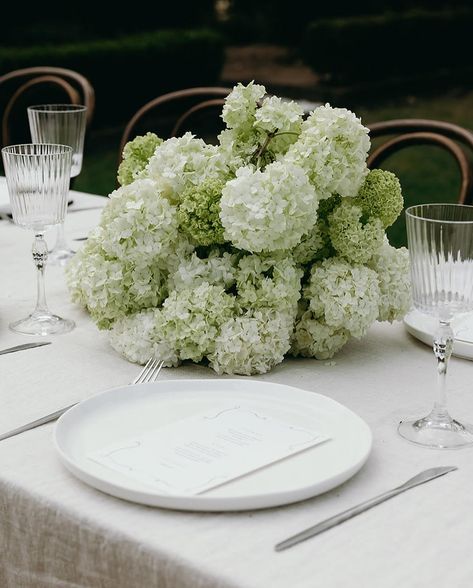 Wedding, Corporate & Freelance Florist | Not into a colourful palette? Using textural pieces with abstract shapes is another great way to draw attention and intrigue.… | Instagram White Flower Centerpieces, Timeless Wedding Decor, Chic Wedding Venues, Table Flower Arrangements, Unique Floral Arrangements, Hydrangea Centerpiece, Wedding Planning Decor, Modern Wedding Inspiration, White Wedding Flowers