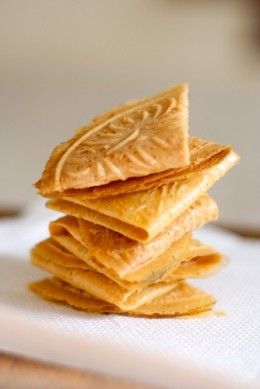 Kuih Kapit (also know as Chinese Love Letter) is a traditional food eaten during Chinese New Year. New Year Food Traditions, Cny Snacks, Chinese Cookies, Asian Cakes, Cny Cookies, New Year Food, Nyonya Food, Malaysian Dessert, Malaysia Food