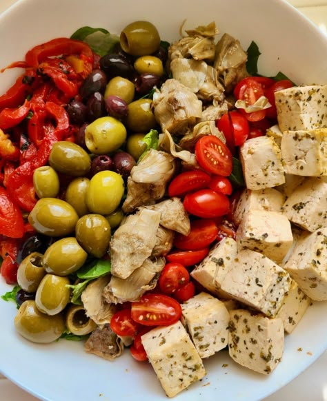 Vegan Antipasto Salad - This is one hearty, tasty vegan dinner salad! Easy to make, gluten free and o so good. #veganantipastosaladrecipes #veganantipastosalad #veganitaliansaladrecipes #veganitaliansalad #vegandinnersaladrecipe #veganentertainingrecipes #veganwintersalad #wintersaladvegan #vegetarianantipastosalad #vegantofusalad #tofusaladrecipes #marinadedtofu #italiantofumarinade #glutenfreevegansaladrecipes #veganitalianfood #veganglutenfreeitalianrecipe #italianolives #antipastosaladvegan Vegan Italian Pasta Salad, Vegan Artichoke Salad, Vegan Italian Salad, Vegetarian Antipasto Salad, Vegan Antipasto Platter, Antipasto Salad Dressing, Vegan Antipasto, Vegan Oil Free Pasta Salad, Aip Salads