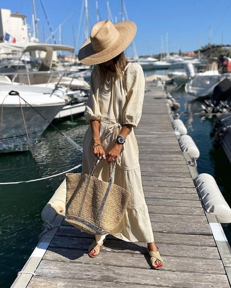 Raffia Bag Outfit, Vanessa Bruno Bag, Street Style Bags, It Bag, Raffia Bag, Vanessa Bruno, Spring Style, Beach Wears, Beach Wear