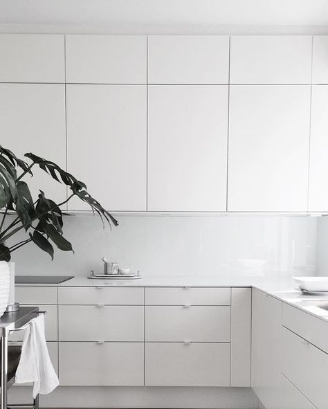 White Glass Backsplash, Minimalism Living, Minimalistic Interior, Minimal Kitchen, All White Kitchen, Modern Kitchen Cabinets, Scandinavian Kitchen, White Modern Kitchen, Interior Kitchen