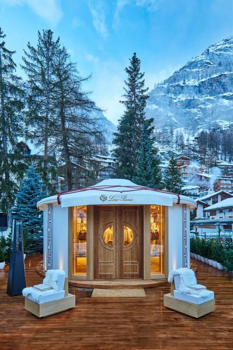 Loro Piana opens its first-ever pop-up store in Zermatt - The Glass Magazine Retro Cabin, Chic Chalet, Matterhorn Mountain, Air Lounge, Holiday Pops, Contemporary Hotel, Christmas Pops, Pop Ups, Structure Architecture