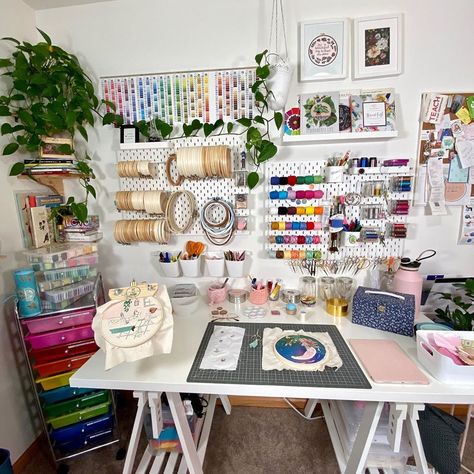 Sewing Spaces, Art Studio Organization, Sewing Room Design, My Home Office, Pastel House, Studio Organization, Craft Desk, Craft Room Storage, Art Desk