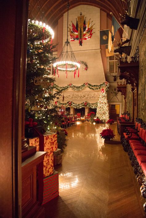 Royal Christmas Party, Classical Christmas, Big Christmas Party, Christmas Decor Mansion, Christmas Ballroom, Warm Christmas Tree, Castle Christmas Decor, Christmas Mansion, Rich Christmas