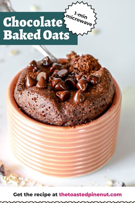 Chocolate baked oats only take 1 minute to bake in the microwave and make you feel like you're eating chocolate cake for breakfast! Baked Oats In Microwave, Oats In Microwave, Baked Oats Without Banana, Chocolate Baked Oats, Microwave Dessert, Microwave Baking, Microwave Cake, Mug Cake Microwave, Cake For Breakfast