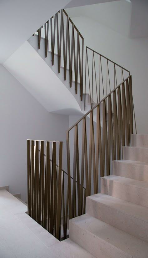 Japanese Railing Design, Staircase Contemporary, Basement Stairs Ideas, Stairs Railing, درج السلم, Modern Railing, Steel Balustrade, Staircase Railing Design, Handrail Design