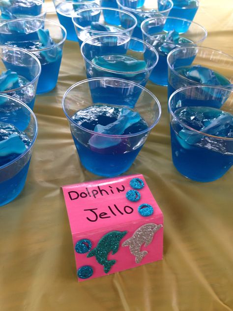 Dolphin Jell-O, with gummy dolphin on top Dolphin Food Ideas, Dolphins Party Ideas, Dolphin Bday Party, Sea Turtle Birthday Party Games, Dolphin Party Games, Dolphin Theme Party, Dolphin Pool Party, Dolphin Birthday Party Ideas, Dolphin Themed Birthday Party