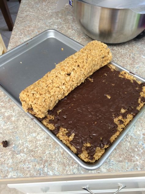 Rice Krispie Roll With Chocolate, Rice Krispie Roll Ups, Rice Krispie Roll, Butter Roll Recipe, Peanut Butter Rice Crispies, Peanut Butter Rice Krispie Treats, Bars Dessert, Dessert Snacks, Cake Rolls