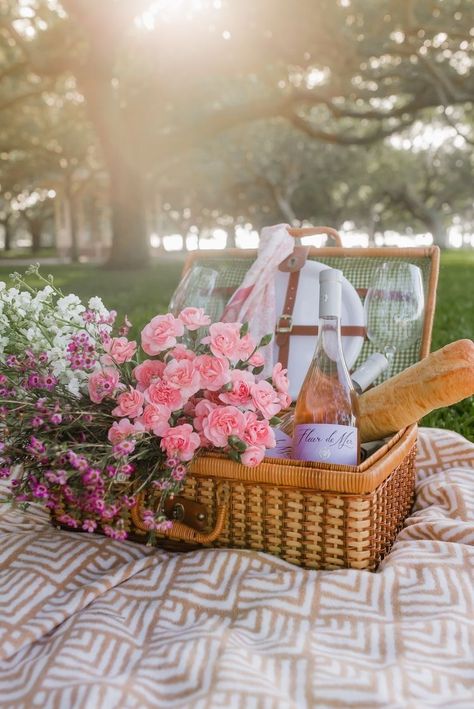 Simple Crab Dip, Picnic Date Food, French Picnic, Basket With Flowers, Picnic Inspiration, Picnic Essentials, Crab Dip, Romantic Picnics, Picnic Date