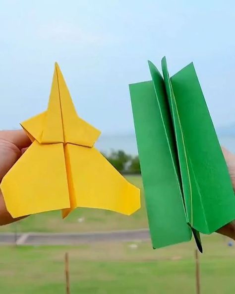 Paper Aeroplane, Paper Folding Crafts, Airplane Crafts, Paper Craft Videos, Instruções Origami, Origami Crafts Diy, Diy Crafts For Kids Easy, Fun Easy Crafts, Paper Crafts Origami