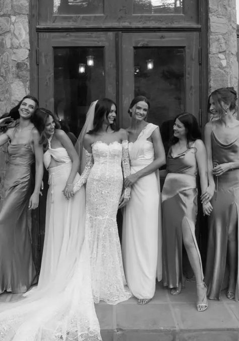 Wedding Photoshoot Ideas Bridesmaid, Wedding Ideas For Pictures, Cool Bridesmaids Photos, Wedding Portraits Bridesmaids, Wedding Photography Bride And Bridesmaid, Bride With 5 Bridesmaids, Bridesmaid Editorial Photography, Wedding Photoshoot Bridal Party, Bridesmaid Portraits Picture Ideas