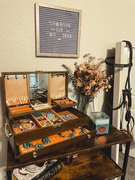 Vintage Western Decor Bohemian, Simple Western Decor, Thrifted Western Decor, Western Beauty Room, Boho Western Makeup Room, Western Maximalism, Cowgirl Themed Room Western Style, Western Get Ready Room, Modern Cowboy Decor