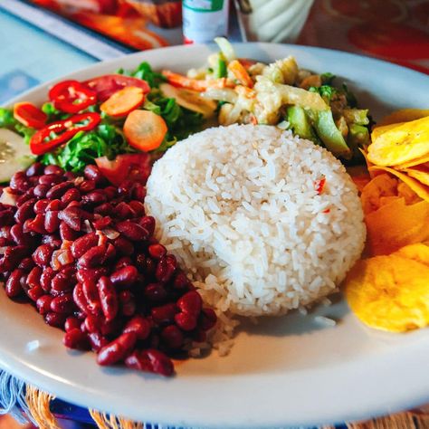 Here are 17 traditional vegetarian Colombian foods that you must try. These dishes and recipes can also be adapted for vegan diets. Vegetarian Spanish Food, Columbian Recipes, Colombian Food, Spanish Food, Food For A Crowd, Healthy Vegetarian, Vegan Diet, Vegan Vegetarian, Vegetarian Recipes