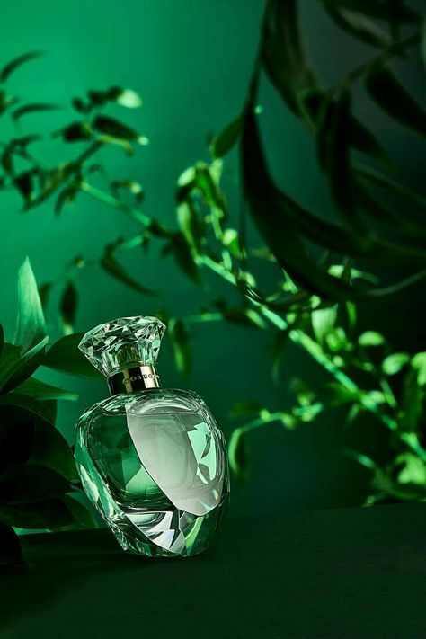 Green Perfume, Sacred Earth, Perfume Aesthetic, Product Photographer, Roche Posay, Aesthetic Beauty, Green Aesthetic, Perfume Bottles, Emerald