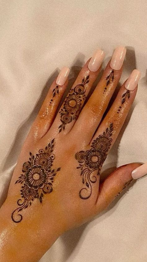 Elevate your look with stunning henna tattoo designs that showcase intricate artistry. These patterns range from simple motifs to elaborate designs, perfect for any occasion. Add a touch of elegance and cultural heritage to your style with these beautiful henna tattoos. Whether for a special event or everyday wear, these designs are sure to impress and captivate. #simplemehndi #hennadesign #stylishhenna #henna #easymehndi #mehndidesigns #mehndicorner #easymehndi Small Henna Designs, Henne Tattoo, Henna Designs Back, Cute Henna Designs, Unique Henna, Indian Mehndi, Henna Nails, Floral Henna Designs, Finger Henna Designs