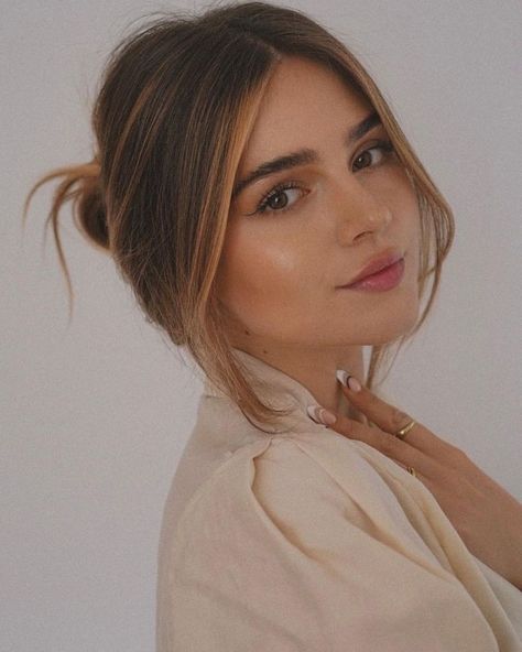 Jessica Hartel, Jesse Hartel, Skin Model, Color Combinations For Clothes, Brown Hair Brown Eyes, Makeup Looks For Brown Eyes, Simple Girl, Couples Poses For Pictures, Pale Skin, Photo Lab, Beauty Inspiration