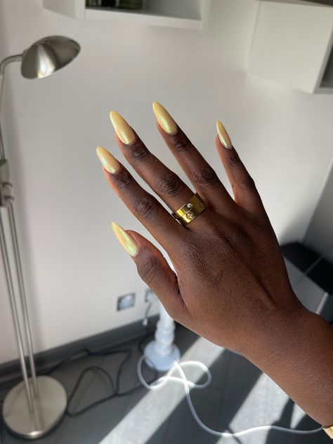 Hailey Bieber Yellow Chrome Nails, Yellow Chrome Nails Square, Guatemalan Nails, Lemon Chrome Nails, Hailey Bieber Yellow Nails, Yellow Chrome Almond Nails, Pale Yellow Chrome Nails, Light Yellow Chrome Nails, Yellow Pearl Nails