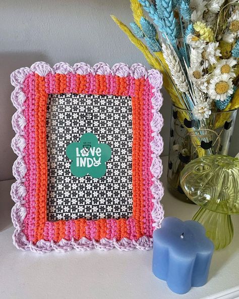 you drive me daisy #TBT 🌼 because I haven’t posted this cutie in fooorrrreeever well not since Jan that is 🥺🦋… | Instagram Crochet Photo Frame Free Pattern, Crochet Photo Frame, Crochet Picture Frame, Diy Picture Frames Crafts, Cute Picture Frame, Crochet Frame, Cute Picture Frames, Diy Crochet Top, Photocard Holder