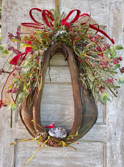 Horse Barn Christmas Decorations, Ranch Style Christmas Decor, Equestrian Christmas Decor, Vintage Wreath Ideas, Western Christmas Wreath, Horse Collar Decor Ideas, Horse Ribbons Display Ideas, Antler Wreaths, Horse Ribbon Display