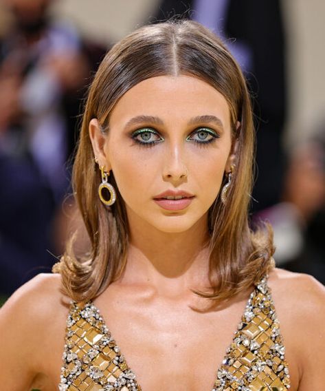 Emma Chamberlain’s Eyeliner at The Met Gala Was Flawless Emma Chamberlain Brunette, Neon Eyeliner Looks, Emma Chamberlain Hair, Neon Eyeliner, Green Eyeshadow Look, Emma Chamberlain, The Met Gala, Maisie Williams, Day Makeup